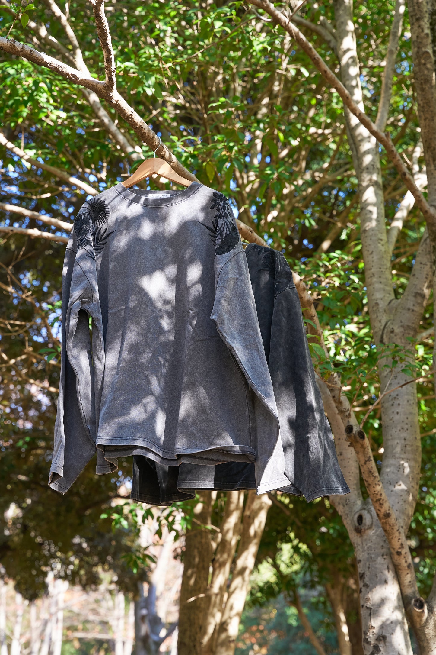 Forest timeless Embroidery Long Sleeve 自然好きにおすすめな植物刺繍ロングスリーブ